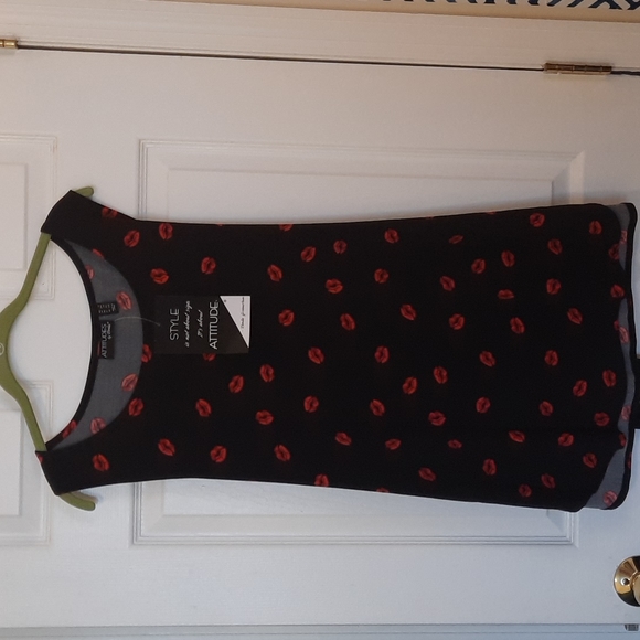 Attitudes By Renee Tops - NWT, Attitudes by Renee, Size 1X, Black with Red Kisses, Tank Top. 💋